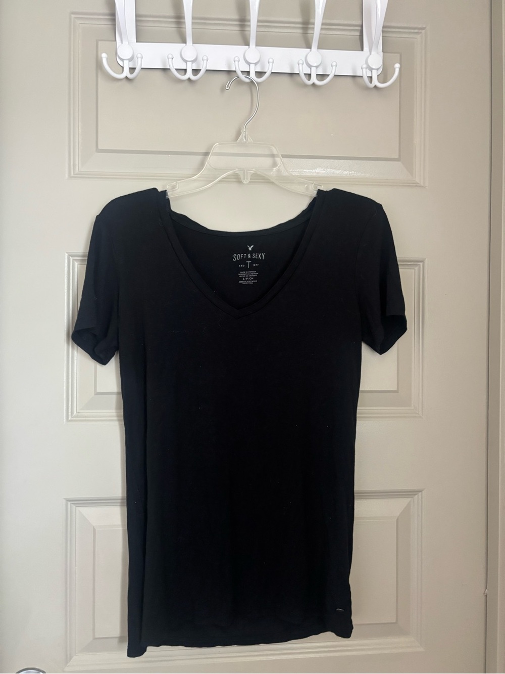 American Eagle Outfitters Black V-Neck Short Sleeve Tee